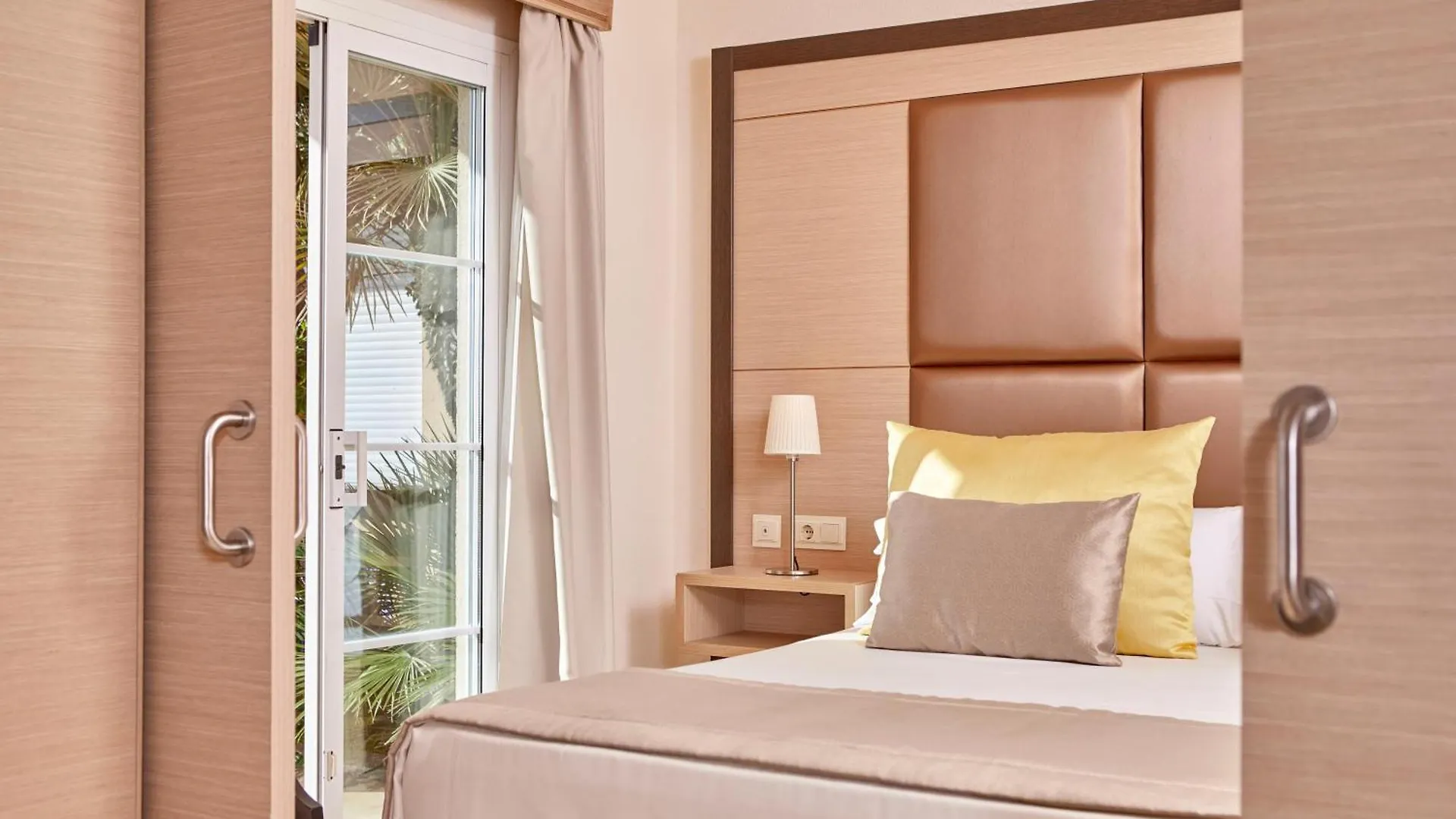 Zafiro Cala Mesquida Aparthotel  Cala Mesquida (Mallorca)